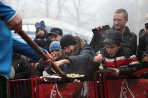 Создать мем: масленица, подачка, блины с лопаты