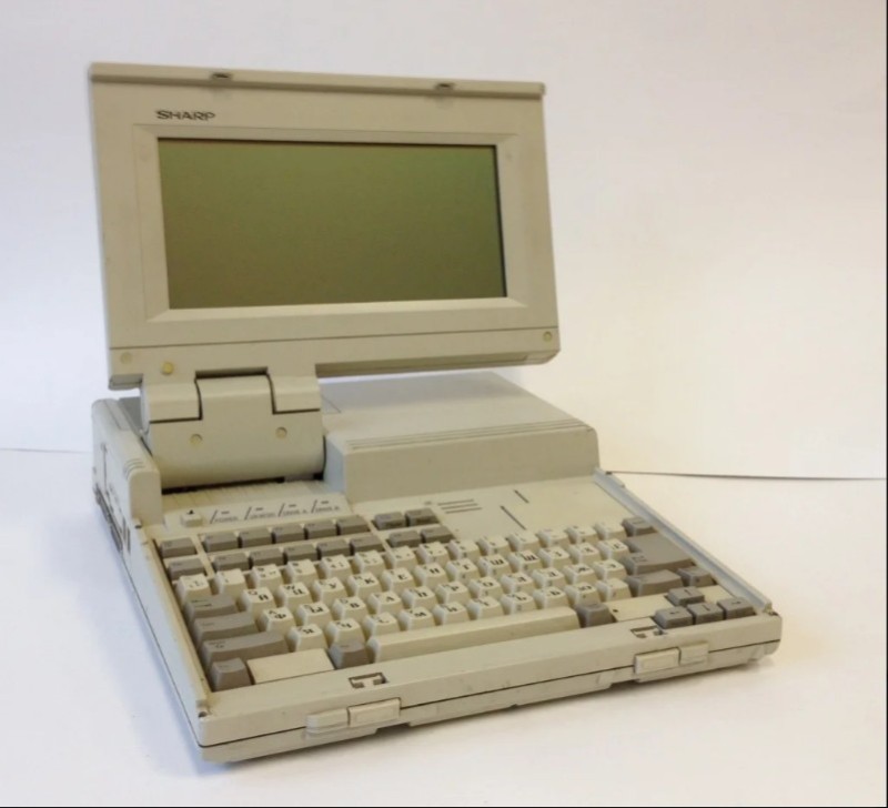 Создать мем: старый ноут, лэптоп sharp pc 4501, первый ноутбук в мире
