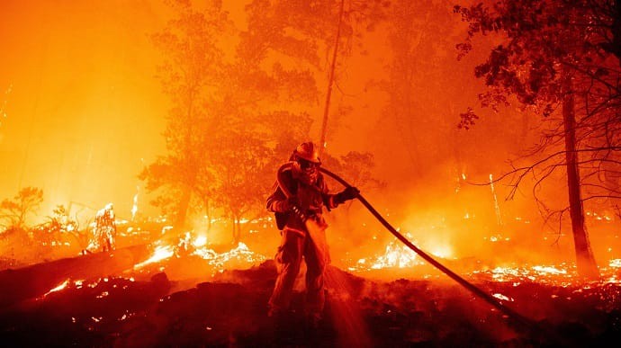Создать мем: пожары в калифорнии, тушение пожара, лесной пожар