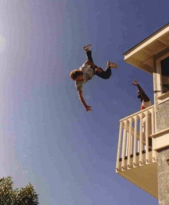 Создать мем: падающий человек, прыжок с балкона, выпала из окна