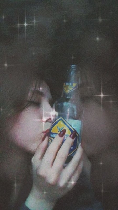Создать мем: девушка с пивом в руках, человек, пива гараж