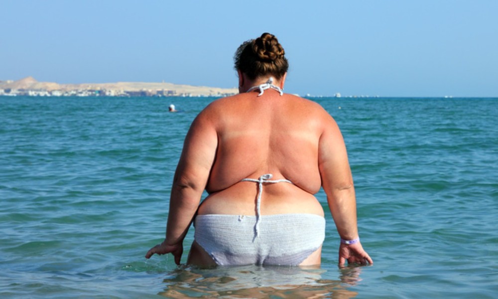 Создать мем: толстые на пляже, толстые женщины на море, толстушки на пляже