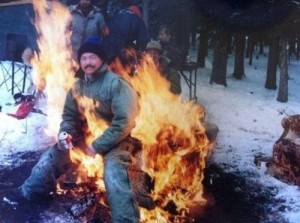 Создать мем: мужик сидит в костре, bonfire, человек