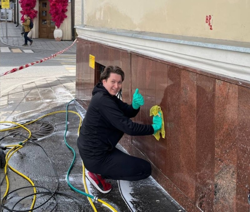Создать мем: уборка, уборщица в кремле, санкт петербург фонтанка