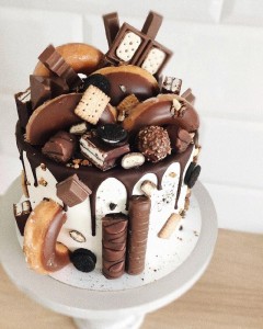 Создать мем: торт с шоколадным декором, торты с шоколадом, украшение торта сладостями