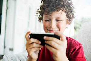 Создать мем: подросток с телефоном, камерофон, родительский контроль на андроид