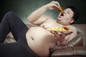 Создать мем: жирный человек на диване с едой, толстяк, жирный человек на диване