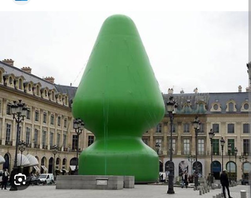Создать мем: площадь в париже, надувная елка в париже, вандомская площадь в париже
