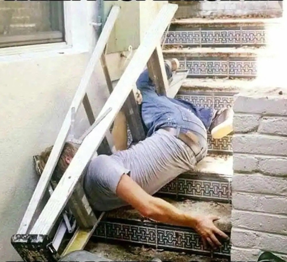 Создать мем: мужчина лежит на лестнице, лестница прикол, человек лежит на лестнице