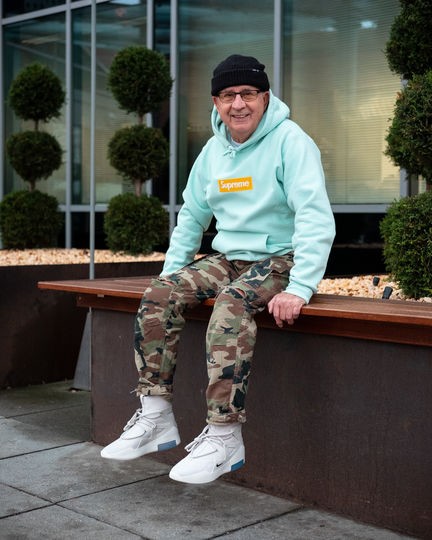 Создать мем: 104 летний дедушка модник, модный дедушка, модный дед в кроссовках
