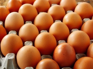 Создать мем: яйца домашние, бизнес на яйцах, сырые яйца