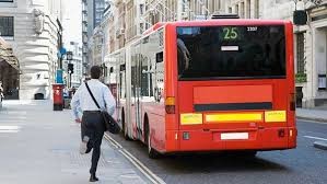 Создать мем: беги на автобус, отъезжающий автобус, человек опаздывает на автобус