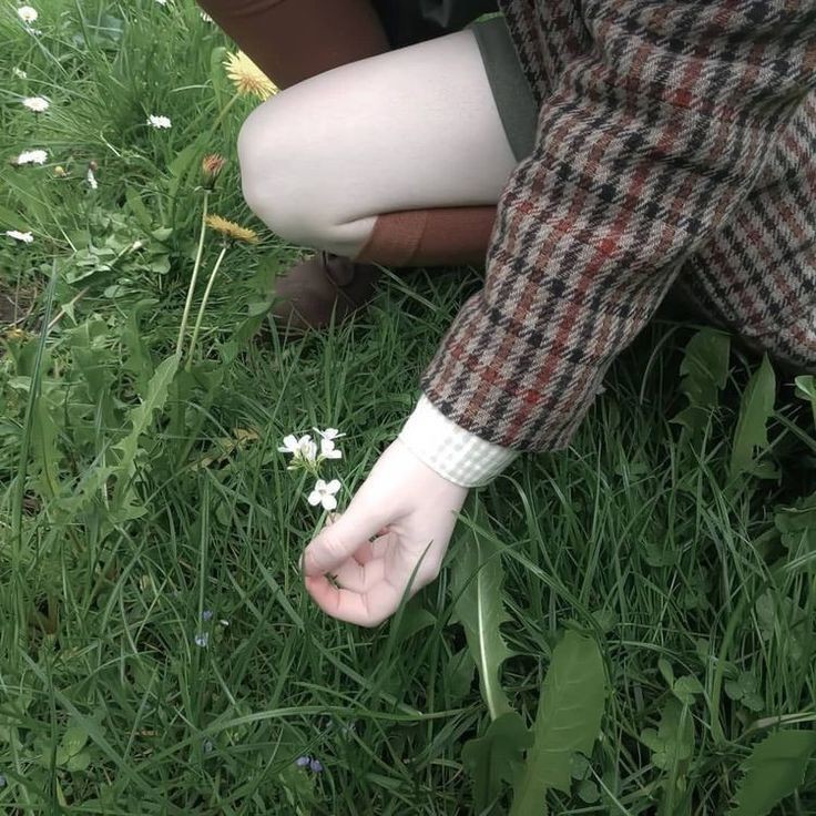 Создать мем: человек, feet, полевые цветы в руках
