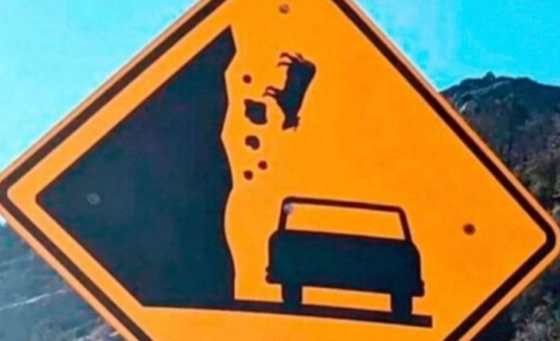 Создать мем: знак осторожно, необычные дорожные знаки мира, смешные дорожные знаки