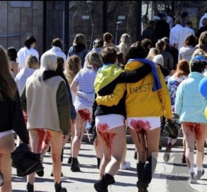 Создать мем: подняли юбки в знак протеста, no-pants day paris, бег без штанов