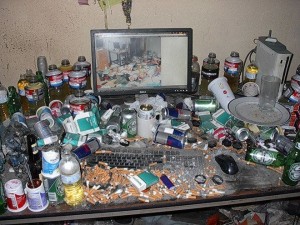 Создать мем: мусор за компьютерным столом, room, неубранная комната