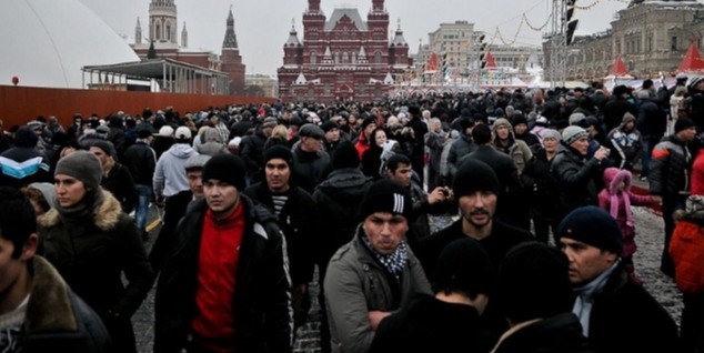 Создать мем: москва, на красной площади, мигранты россия
