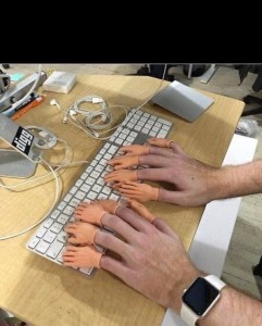 Создать мем: программист с кучей пальцев, рука, компьютерная клавиатура