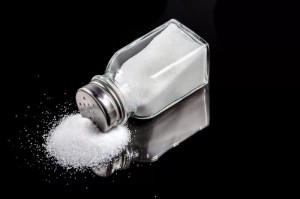 Создать мем: солонка соль солить, соль сыпется из солонки, рассыпанная солонка