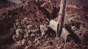Создать мем: лопата в земле, глинистые почвы, копка земли