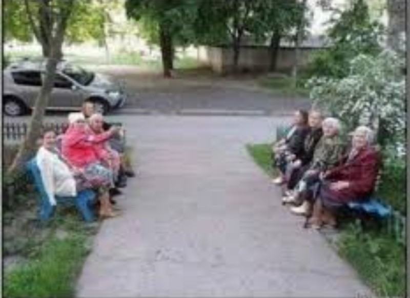 Создать мем: женщина, бабушки на скамейке, бабки на лавочке у подъезда