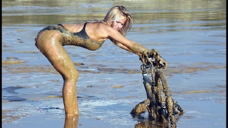 Создать мем: блондинка в грязи, девушка на джипе в грязи, грязи