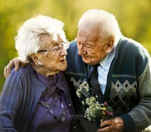 Создать мем: пенсионеры, пожилая пара, любовь в старости