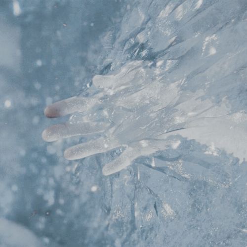 Создать мем: зимнее, кусок льда, ледяные руки