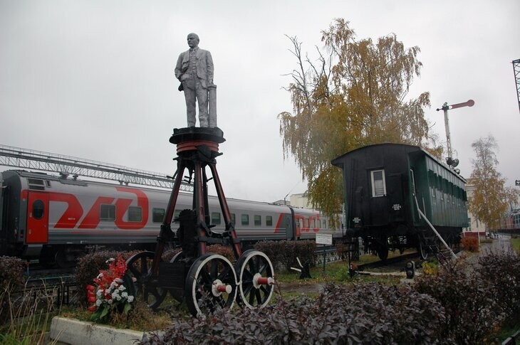 Create meme: monument to Lenin at the depot of the Oktyabrskaya railway, a mobile monument to Lenin in Moscow, Lenin monument at the depot in Moscow