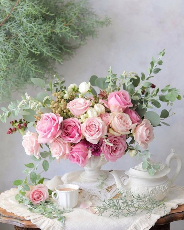 Create meme: delicate bouquet in a vase, morning flowers, delicate flowers