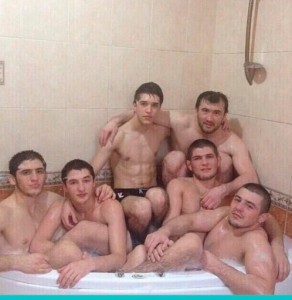 Создать мем: хабиб в ванной, мужчина, хабиб в ванной с мужиками оригинал