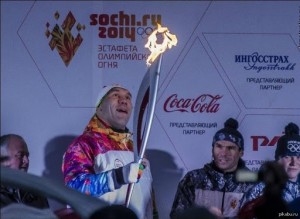 Создать мем: олимпийский факел, эстафета олимпийского огня, олимпийский огонь сочи 2014
