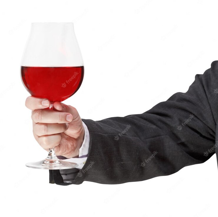 Создать мем: мужская рука с бокалом, бокал вина, бокал в руке
