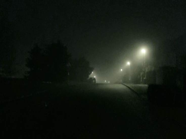 Создать мем: ночная фотография, ночь туман, дорога ночью