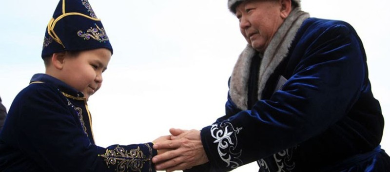 Создать мем: одежда казахов, казахский мужской костюм, казахский костюм для мальчика