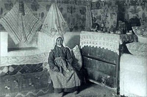 Создать мем: зыбка в 1930, крымские татары, старые фотографии крымскотатарских девушек за шитьем