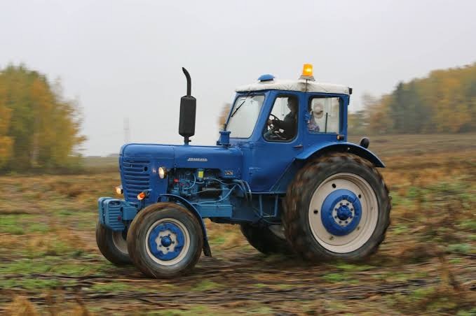 Создать мем: по полям по полям синий трактор, трактор юмз 6л, трактор