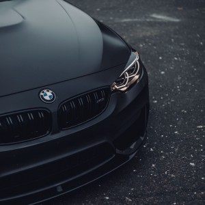 Создать мем: бмв черная маленькая, бмв черного матового цвета, bmw m4