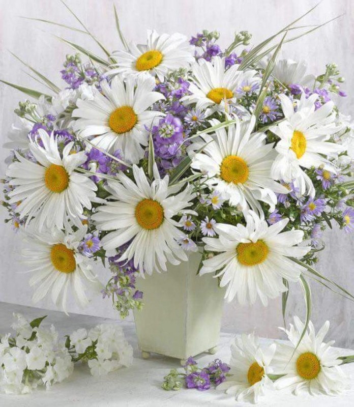Create meme: chamomile bouquet krupskaya, bouquet of daisies postcard, bouquet with daisies