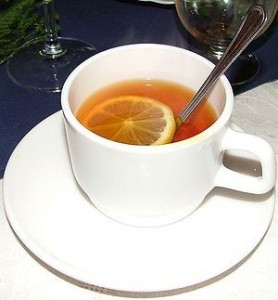 Создать мем: чай с лимоном домашнее, горячий чай, чашка чая