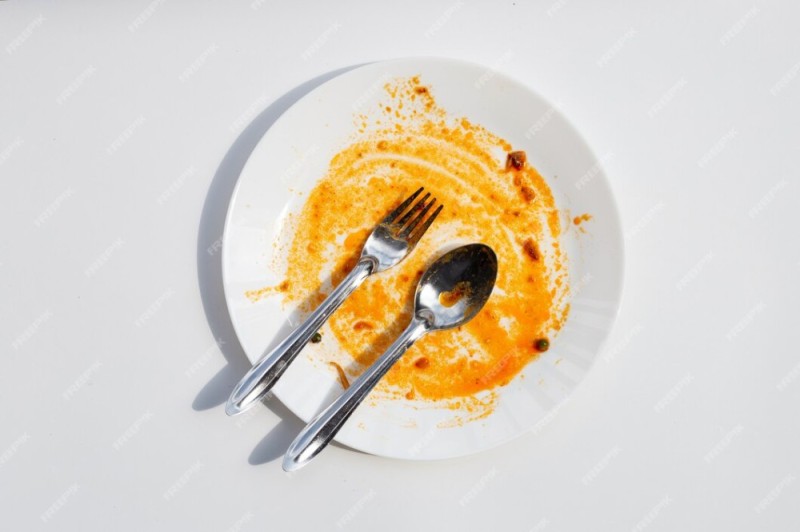 Создать мем: еда, соус на тарелке размазанный, грязная тарелка с вилкой