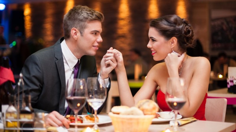 Создать мем: романтический ужин в кафе, стол на 14 февраля, романтический ужин в ресторане