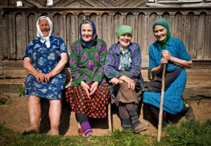 Создать мем: деревенская старуха, старушка в деревне, деревенские люди