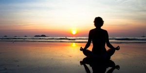 Создать мем: дыхание женщина спина медитация закат, море на закате, расслабление спокойствие