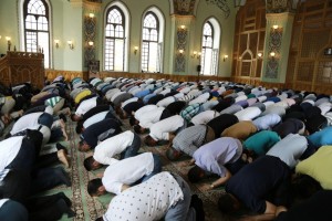 Создать мем: мечеть молятся, курбан байрам мечеть, намаз