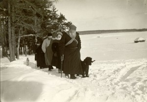 Создать мем: ясная поляна с собакой, будни льва толстого в фотографиях, толстой идет