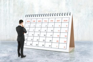 Создать мем: календарь бизнесмена, календар, человек смотрит на календарь