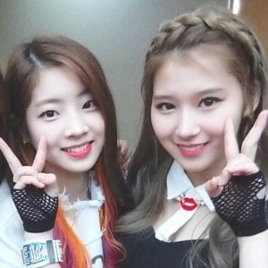 Создать мем: twice sana, твайс цзыюй и сана, twice tzuyu