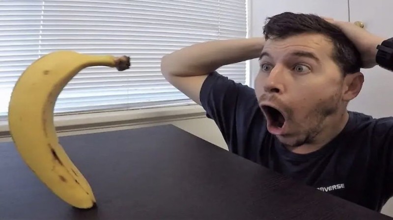 Создать мем: смешной банан, чел удивляется банану, банан человек