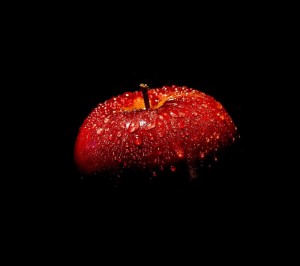 Создать мем: красное яблоко, обои красное яблоко на чёрном фоне, Apple
